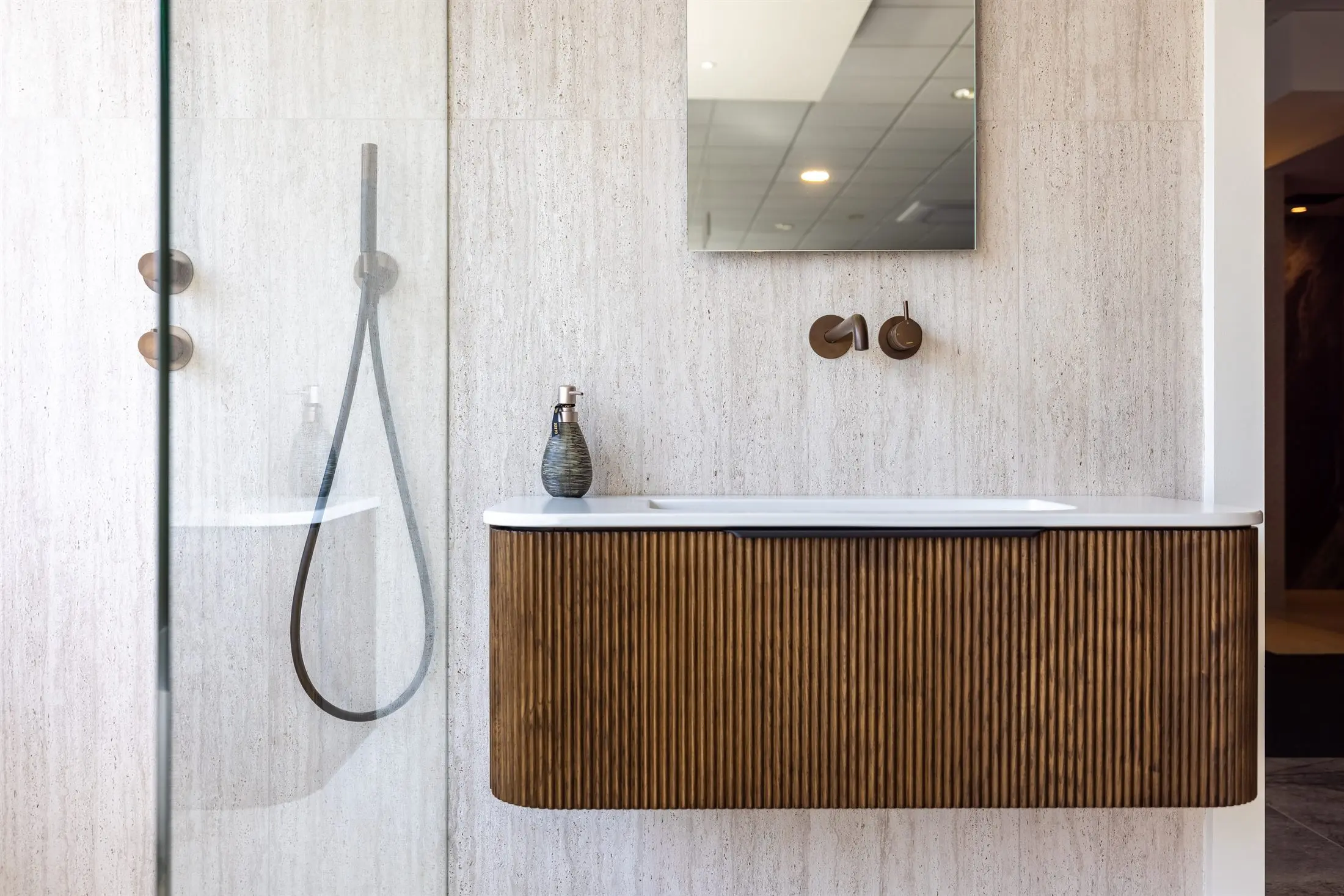 Badmeubel en wastafelcombinatie in de showroom