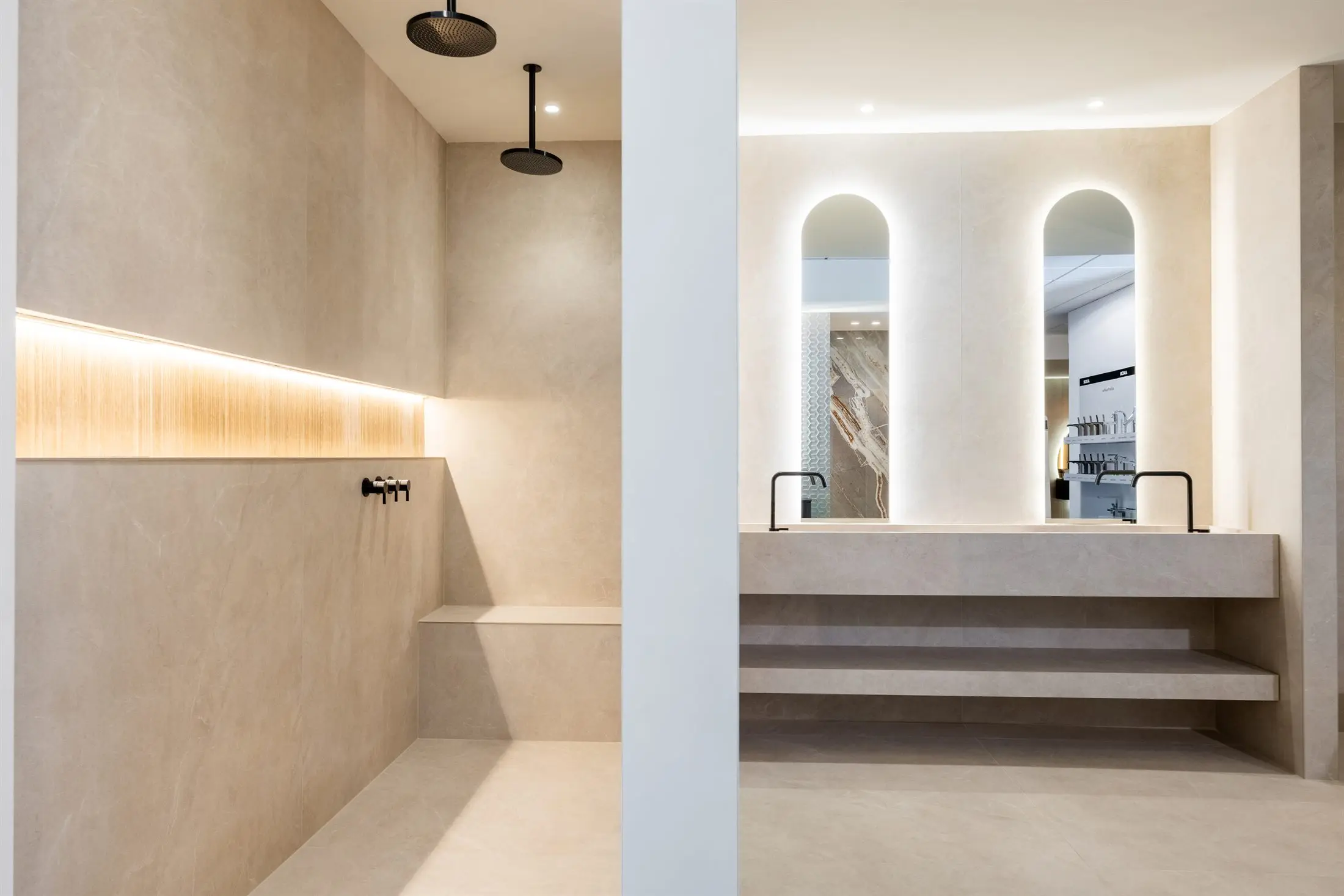 Nis en afwerkingsdetail in de badkamer