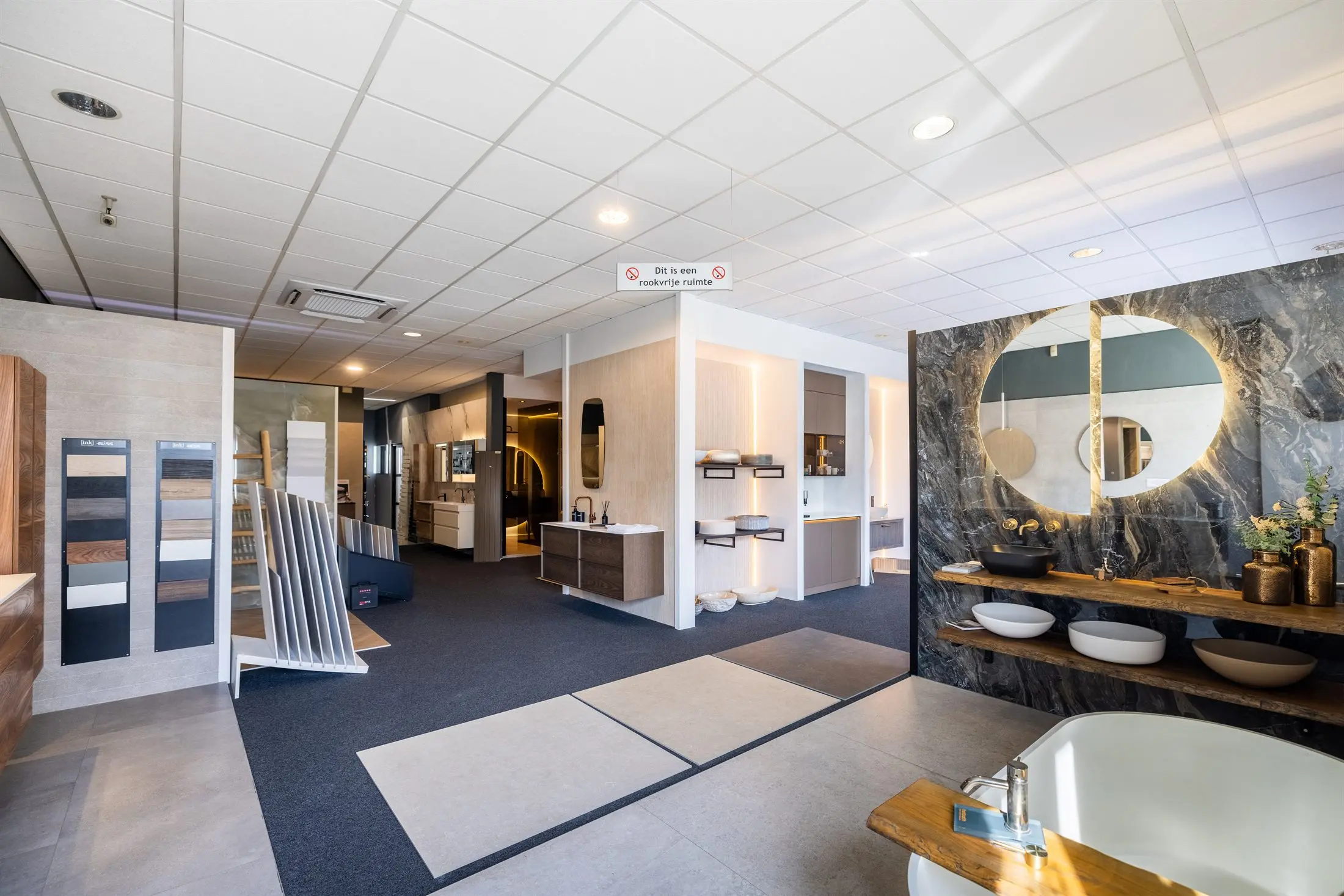 Overzicht van de showroom van Harry Suiker