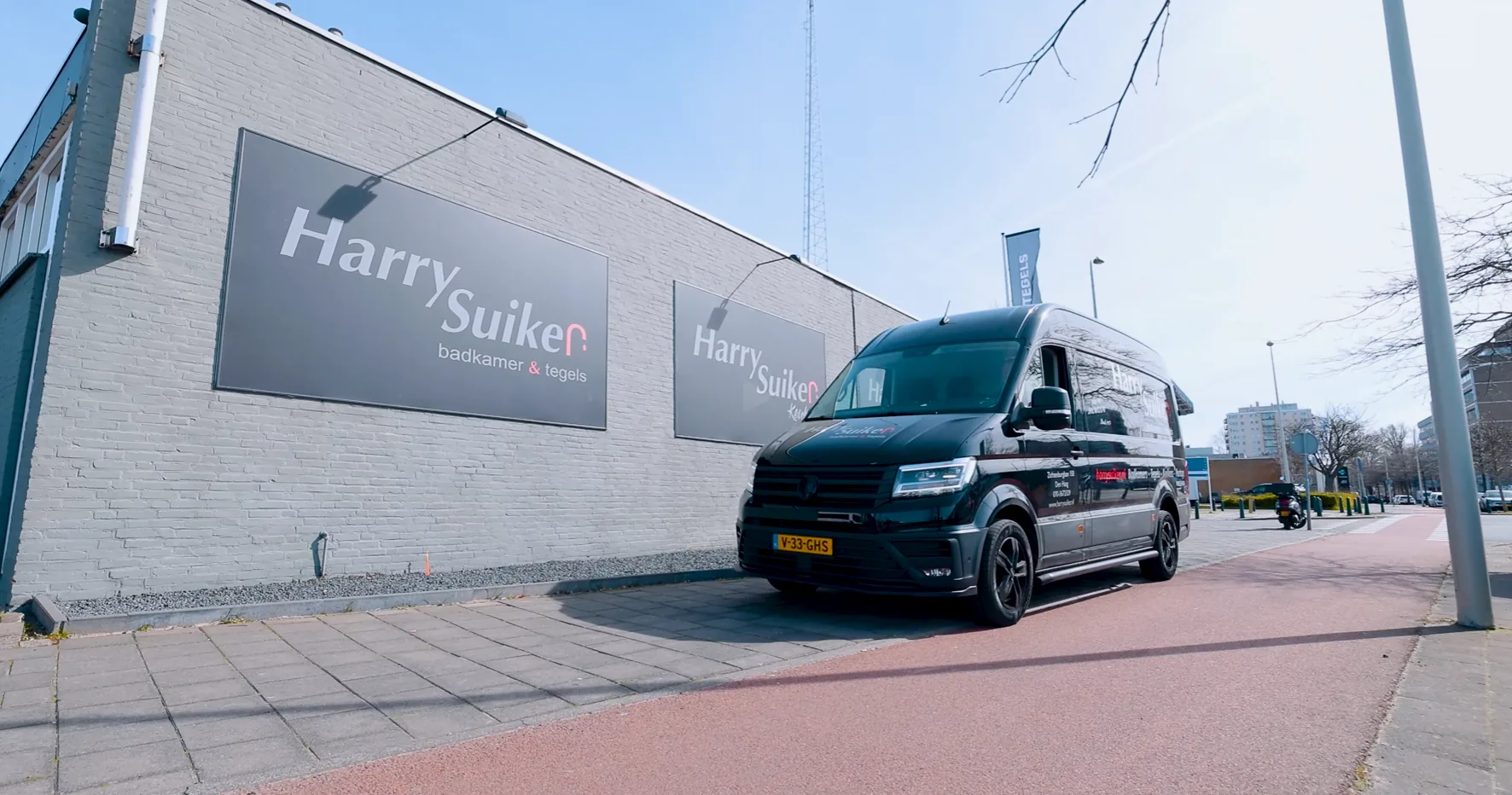 Buitenkant van de Harry Suiker showroom in Den Haag
