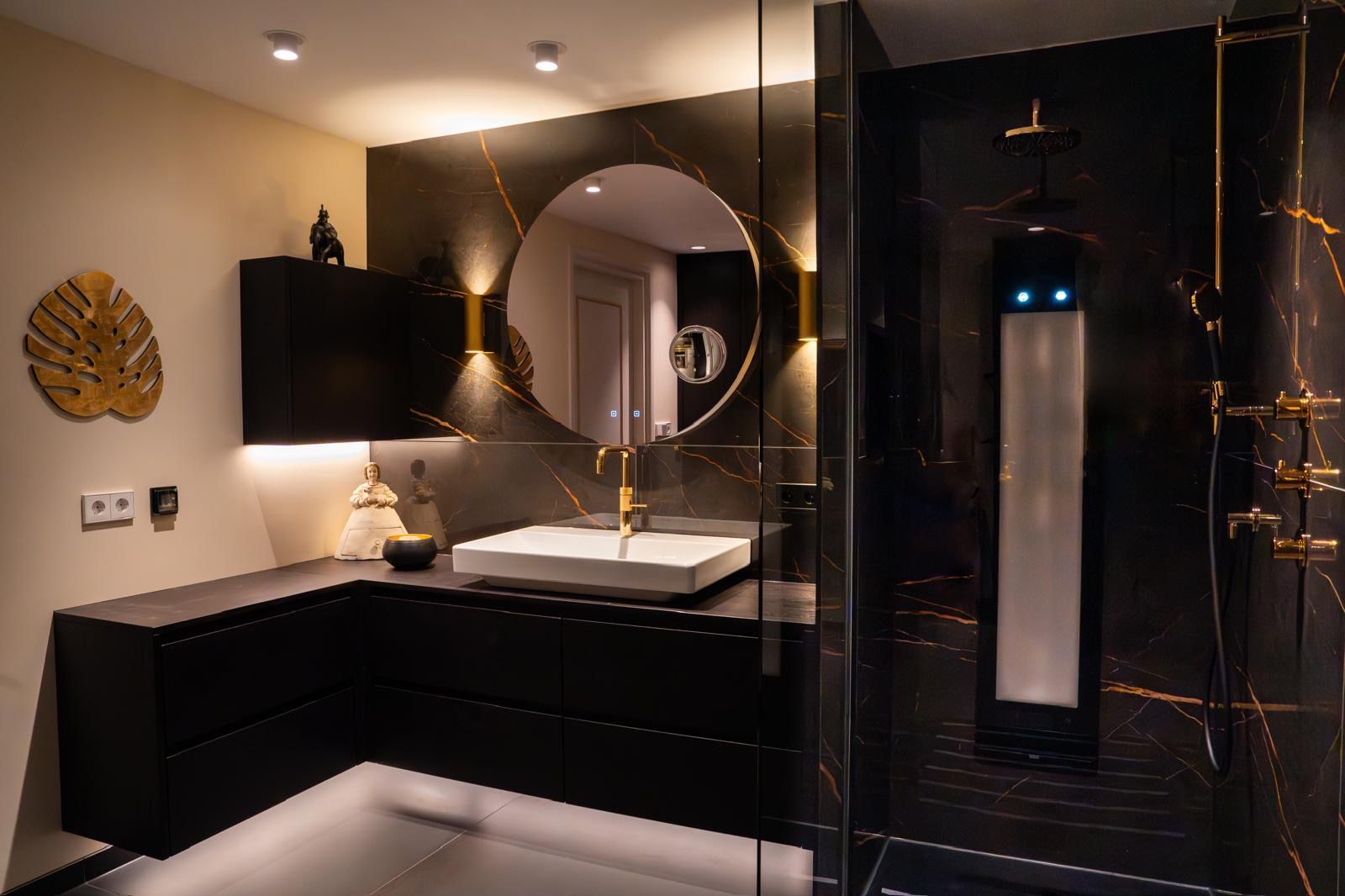 Badkamer showroom Den Haag met luxe badkameropstelling