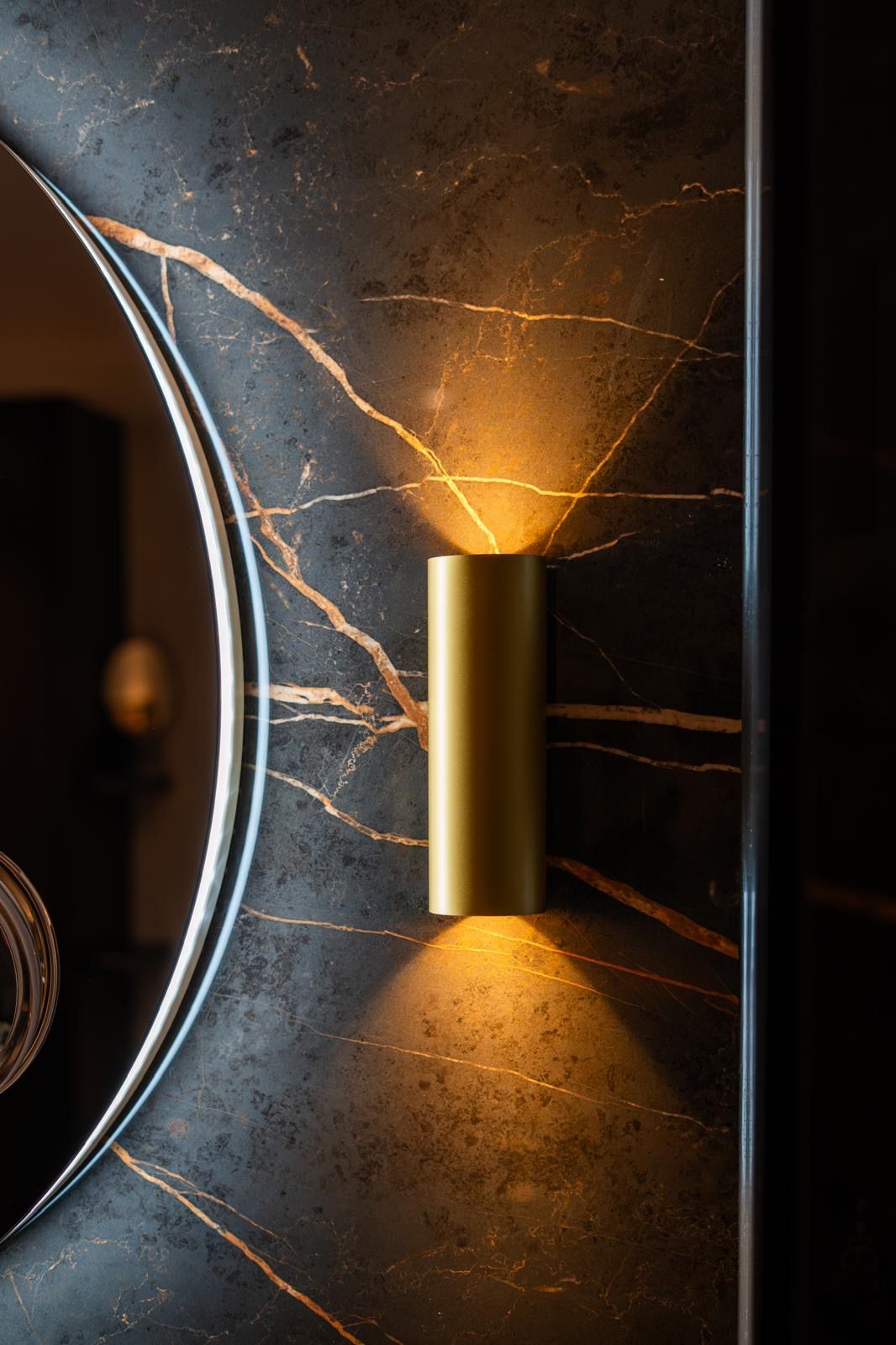 Badkamer met natuursteen en marmer