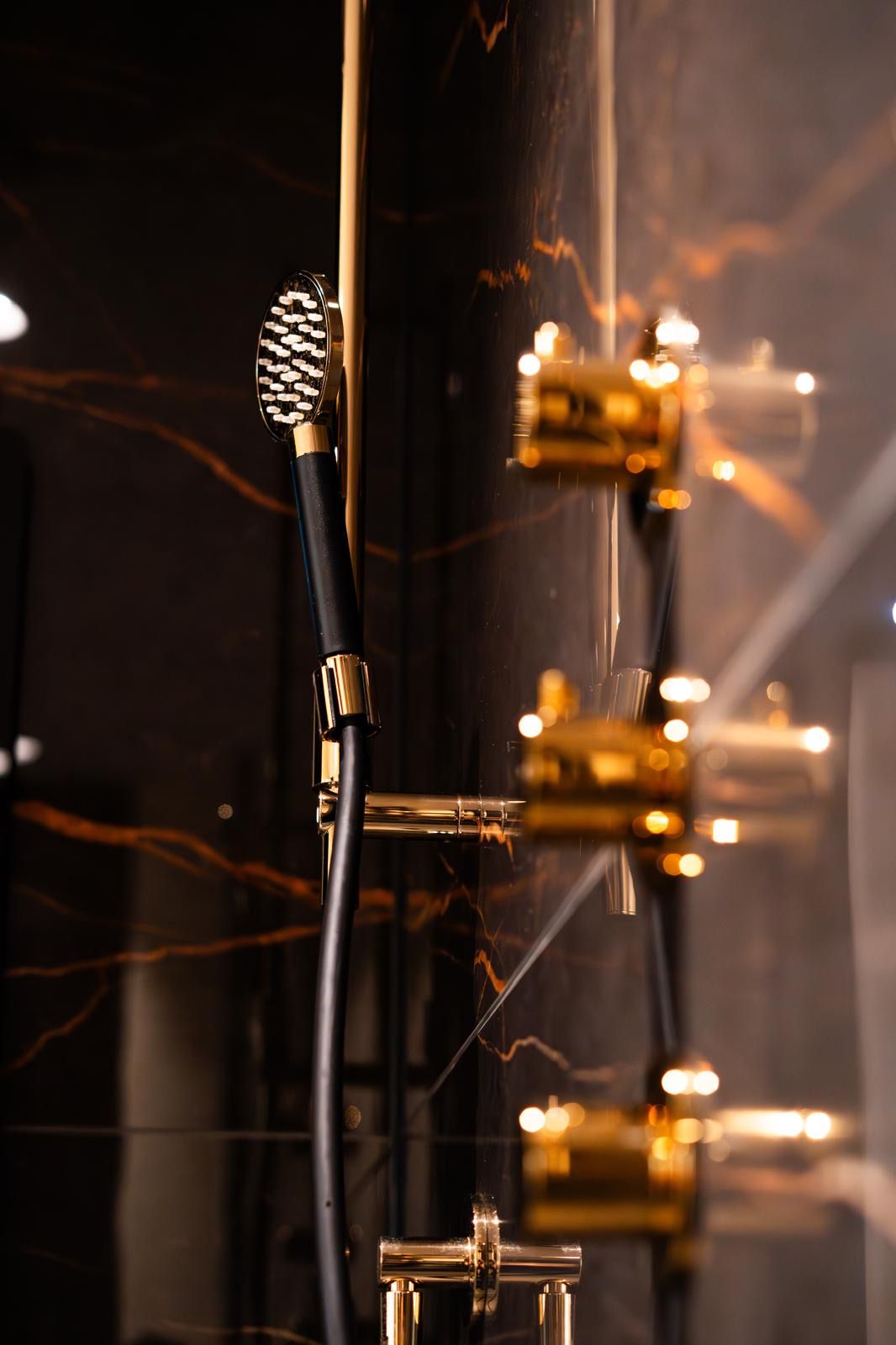 Badkamer showroom in Den Haag met luxe opstellingen