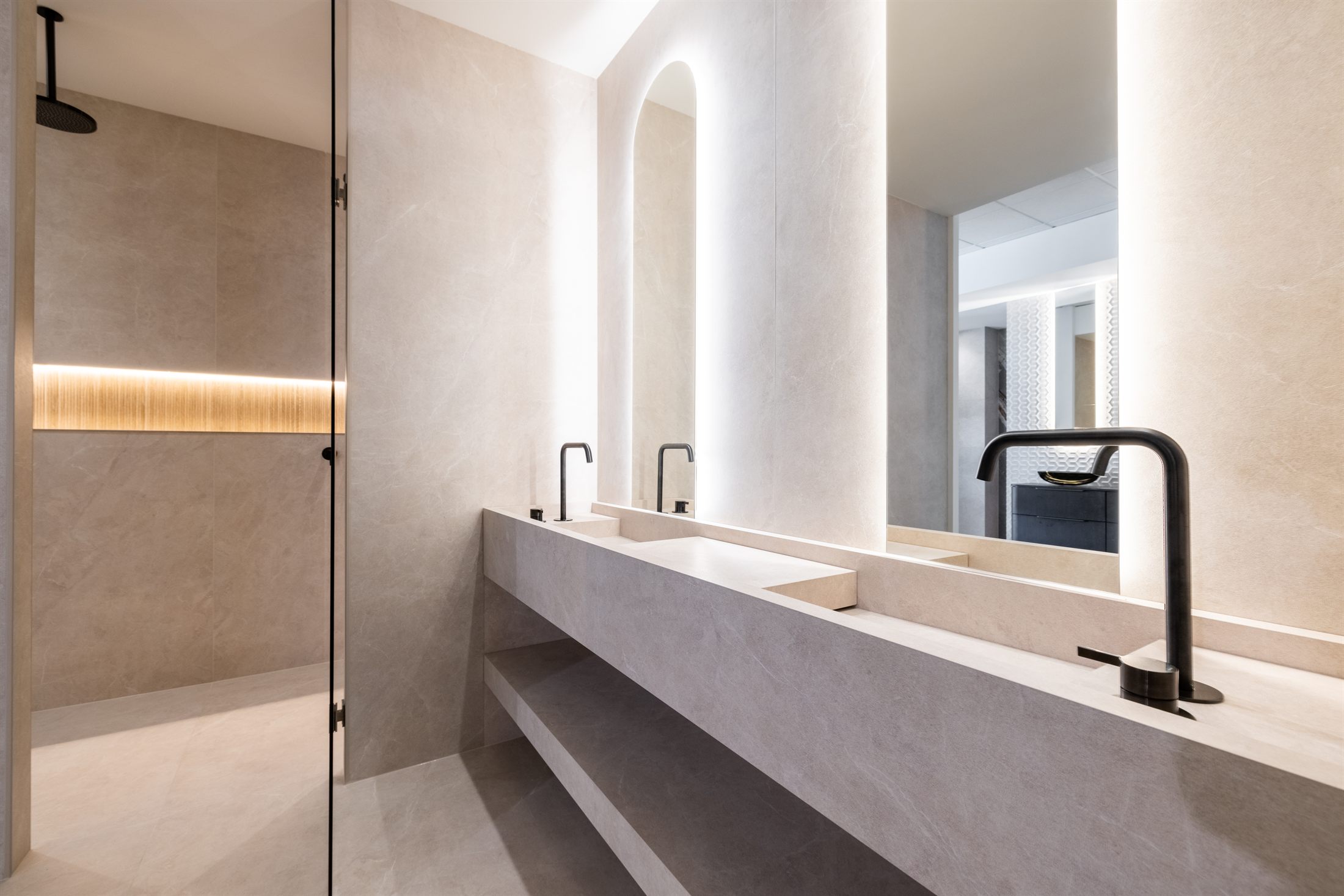 Mirror and lighting in a bathroom setting